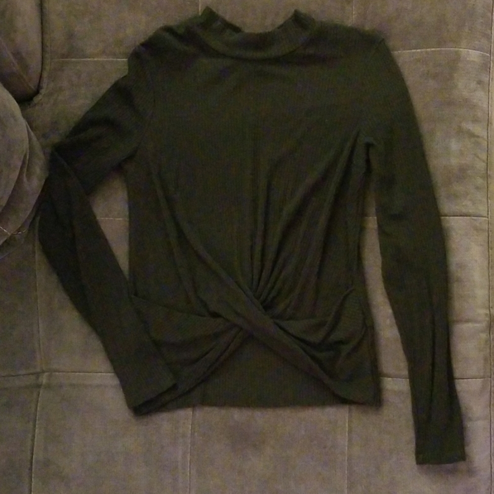 ⛔️SOLD⛔️Art class mock turtleneck twist front